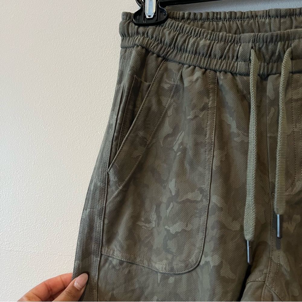 ATHLETA Printed Farallon Jogger Laurel Olive Camo - Picture 8 of 11